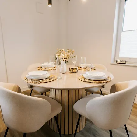 Apartment Kuesten De Diek - 2 Direkte Deichlage, Hafenblick, Balkon, 77qm