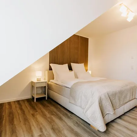Apartment Küsten De Diek - 2 Direkte Deichlage, Hafenblick, Balkon, 77qm *